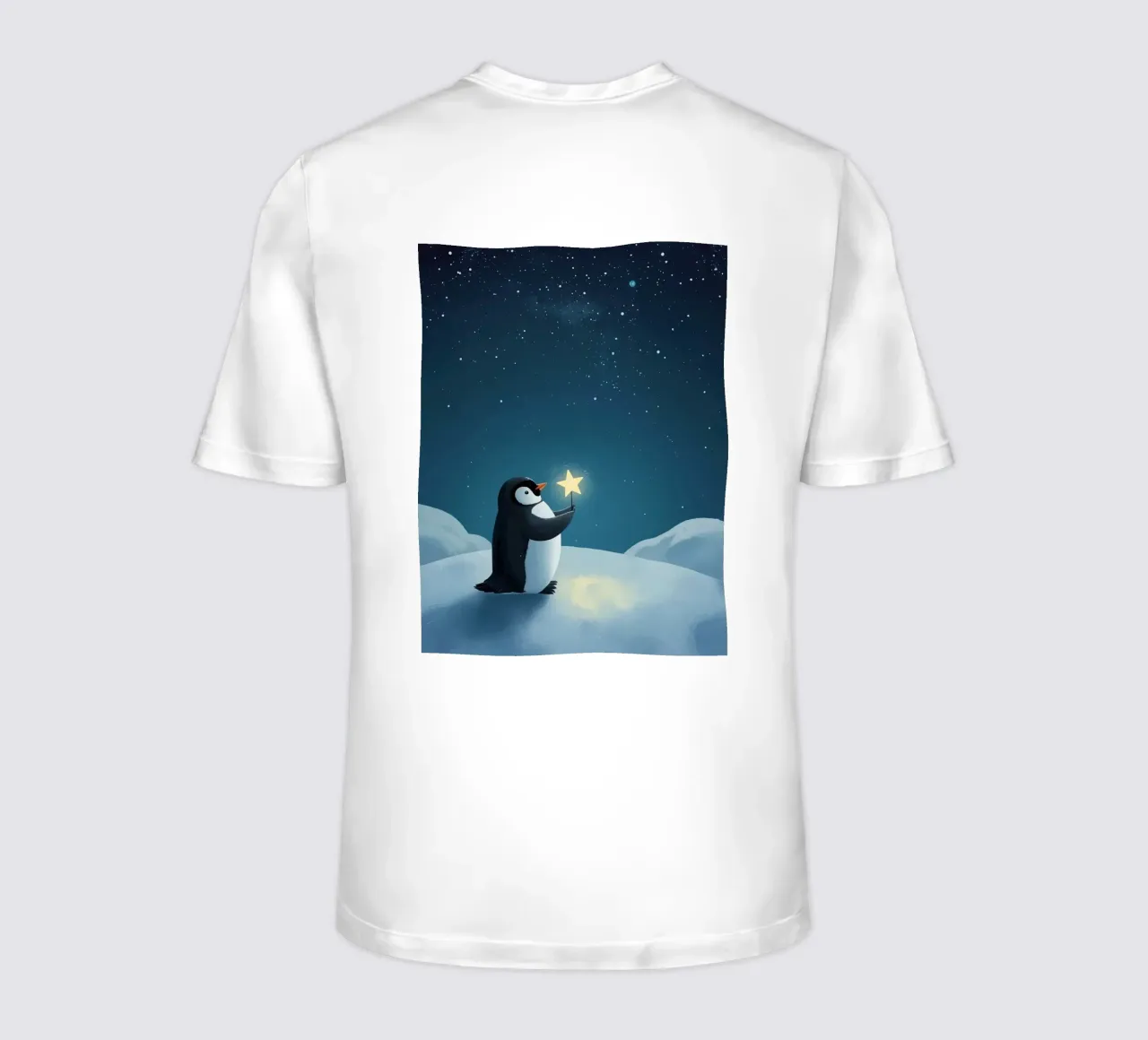 Pinguino con stella su collina innevata di notte t-shirt da DesignDoodle