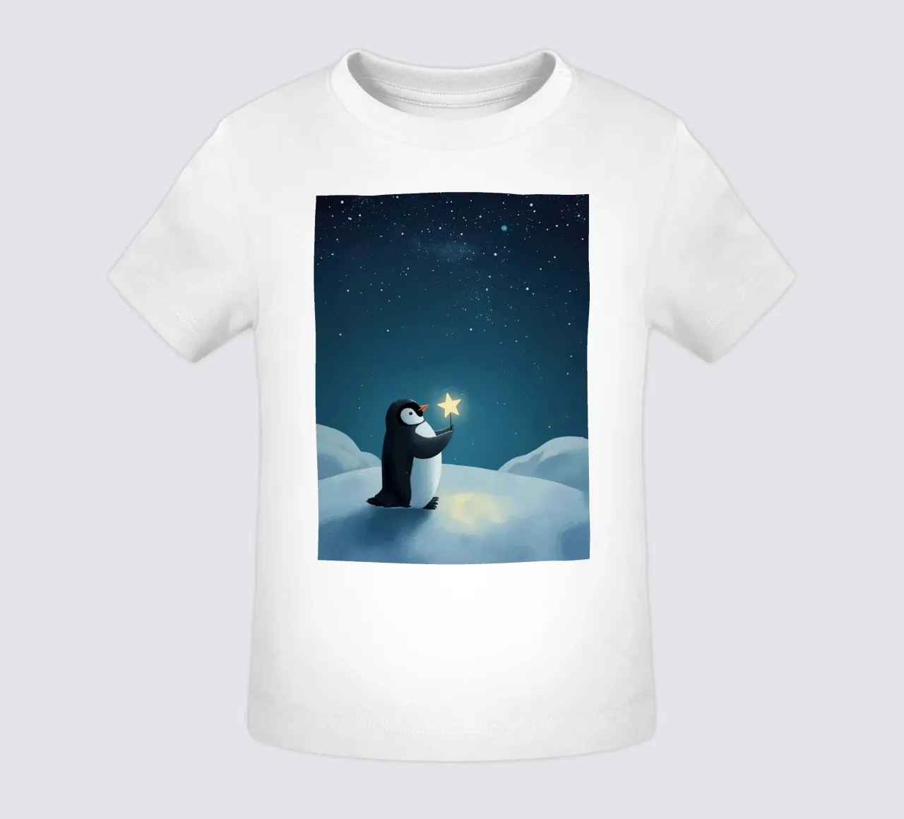 Pinguino con stella su collina innevata di notte maglietta neonato da DesignDoodle