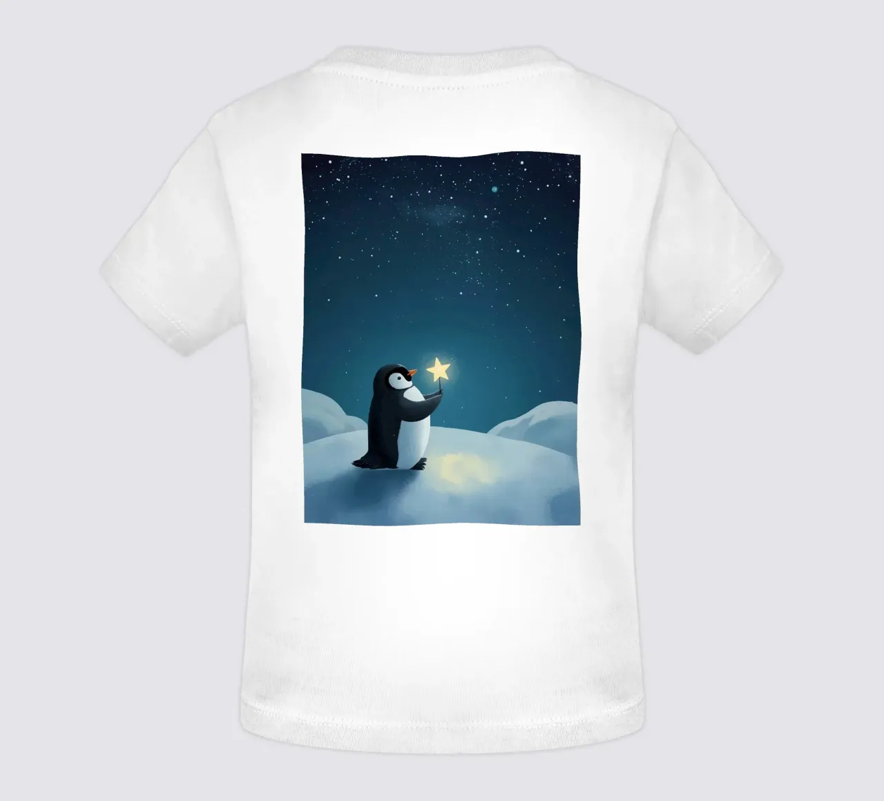 Pinguino con stella su collina innevata di notte maglietta neonato da DesignDoodle