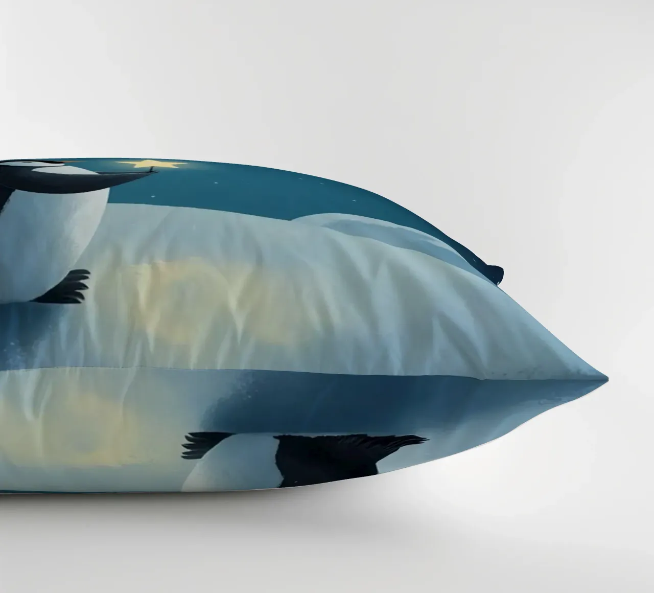 Pinguino con stella su collina innevata di notte cuscino da DesignDoodle