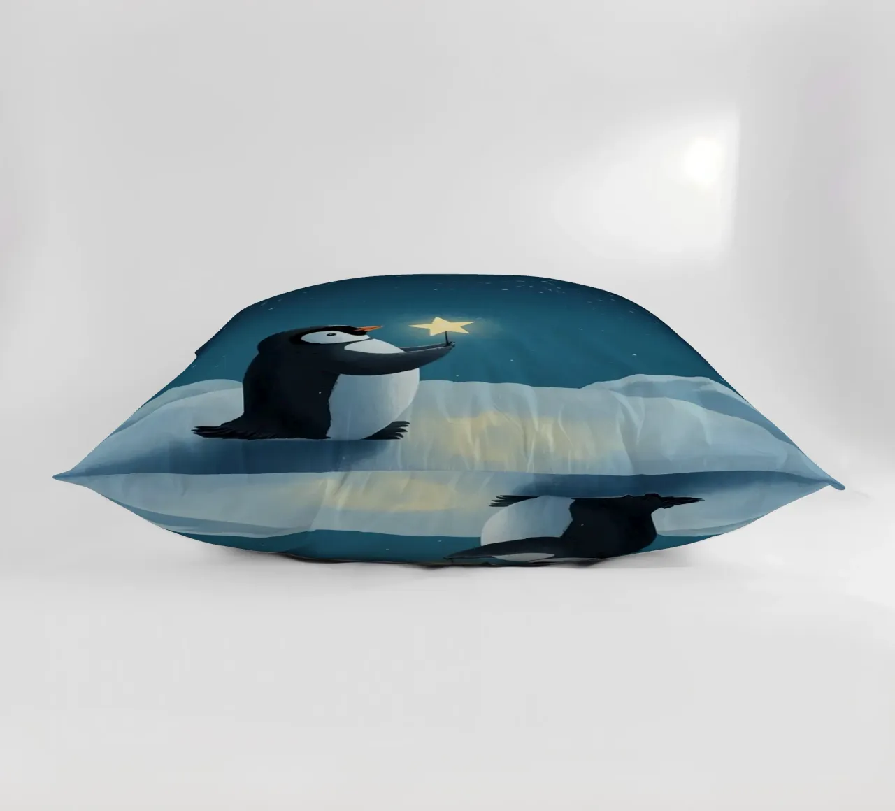 Pinguino con stella su collina innevata di notte cuscino da DesignDoodle