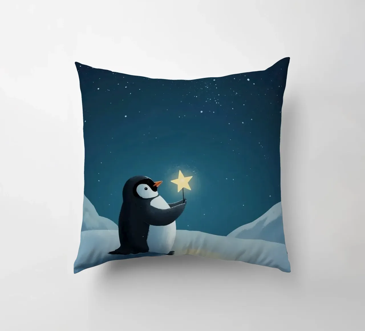 Pinguino con stella su collina innevata di notte cuscino da DesignDoodle