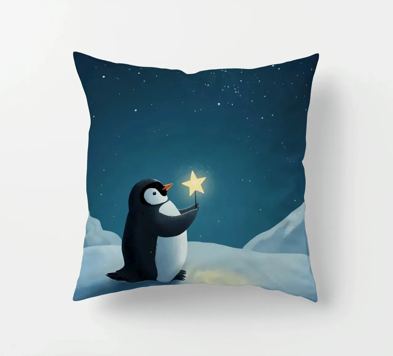 Pinguino con stella su collina innevata di notte cuscino da DesignDoodle