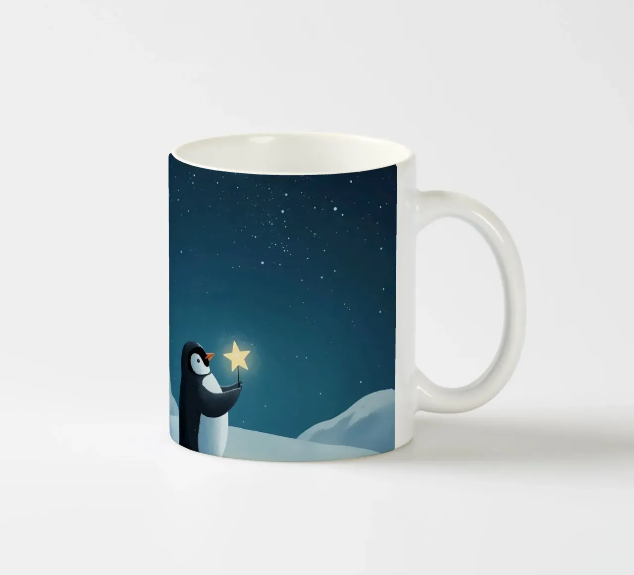 Pinguino con stella su collina innevata di notte tazza in ceramica da DesignDoodle