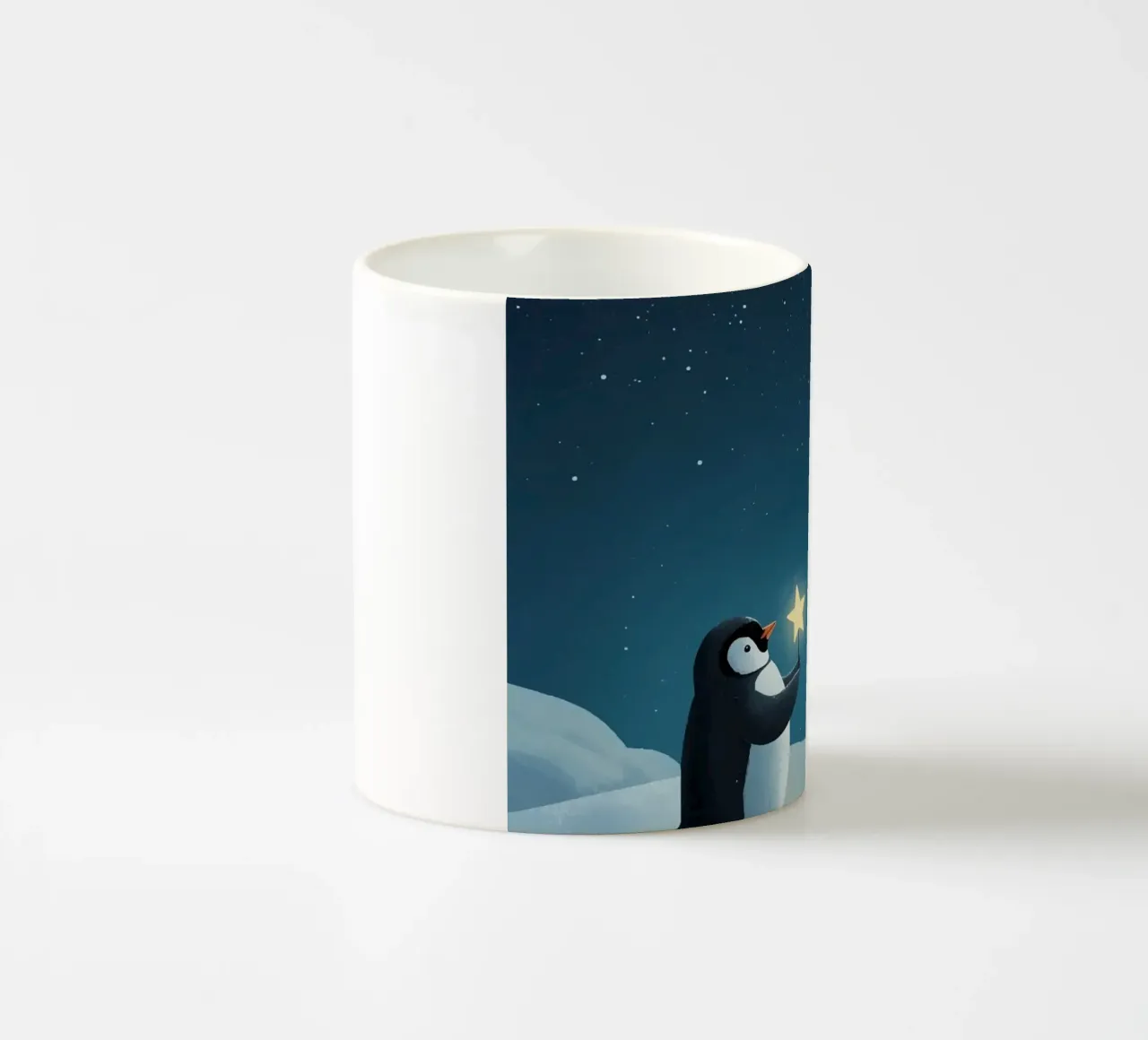 Pinguino con stella su collina innevata di notte tazza in ceramica da DesignDoodle