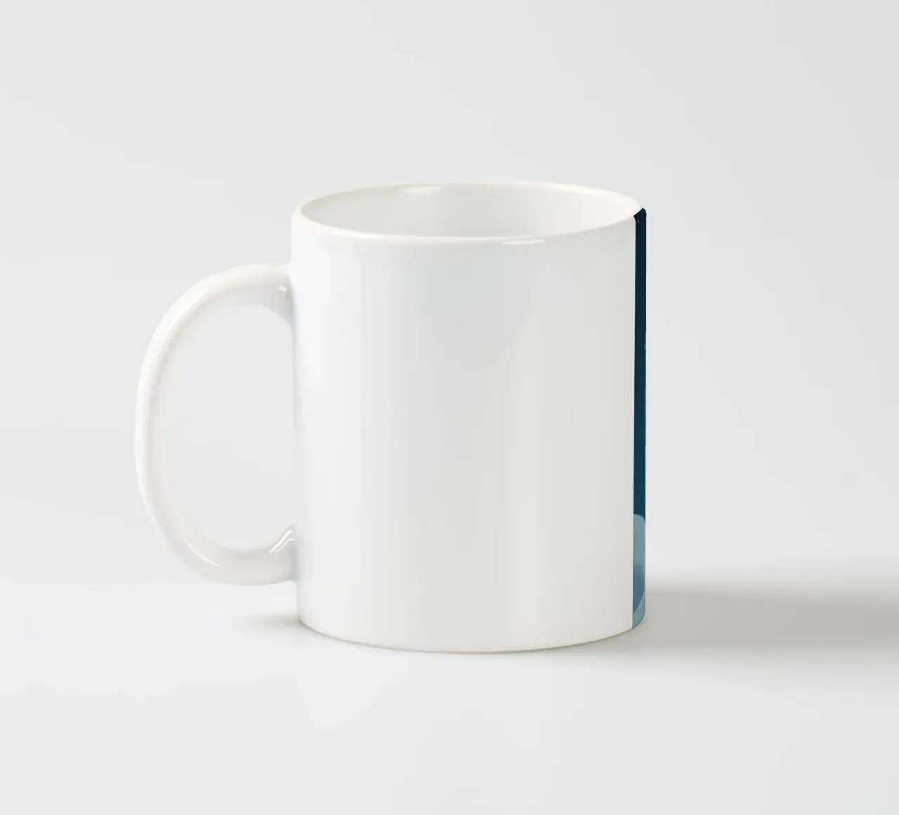 Pinguino con stella su collina innevata di notte tazza in ceramica da DesignDoodle