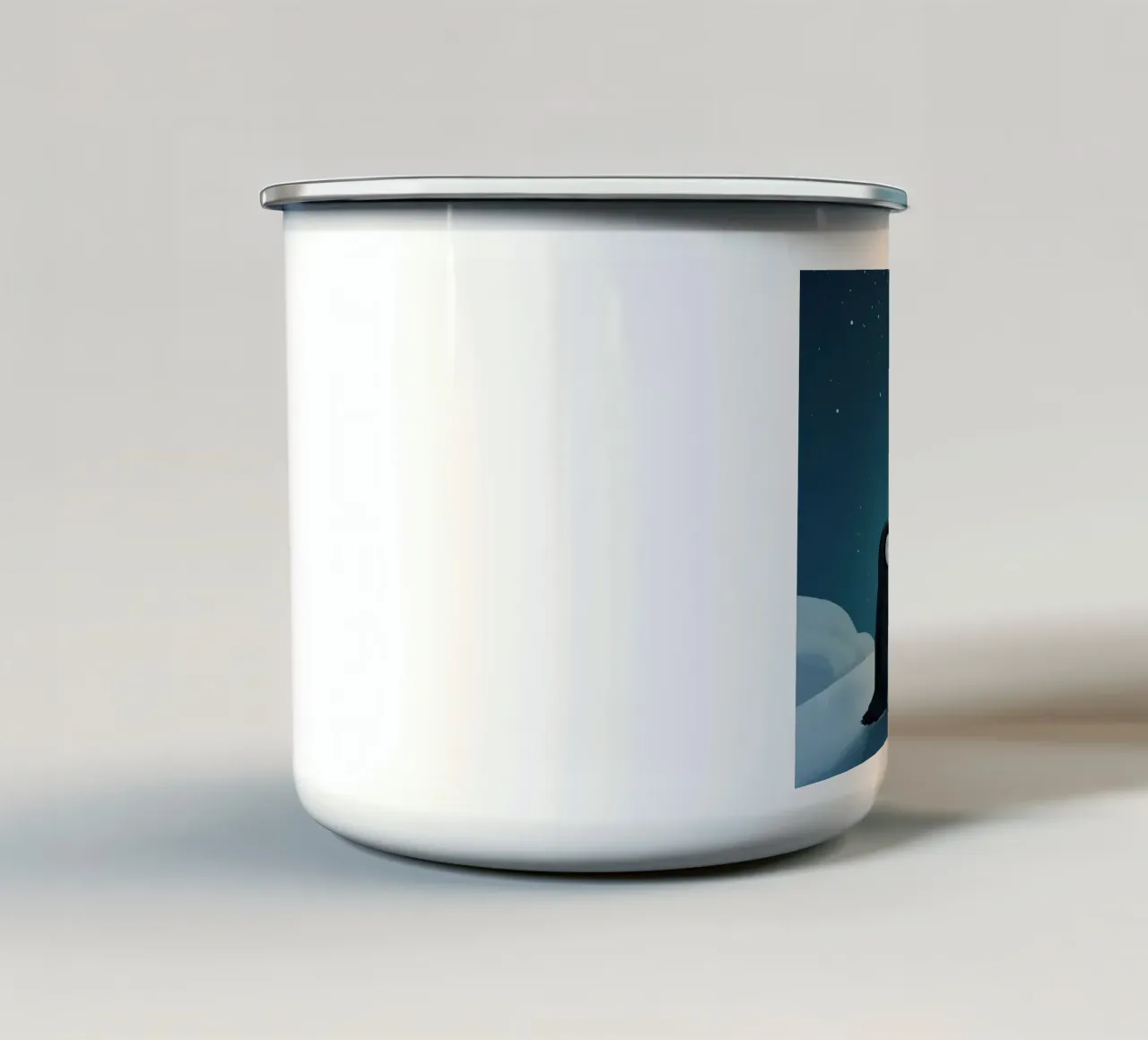 Pinguino con stella su collina innevata di notte tazza in smalto da DesignDoodle