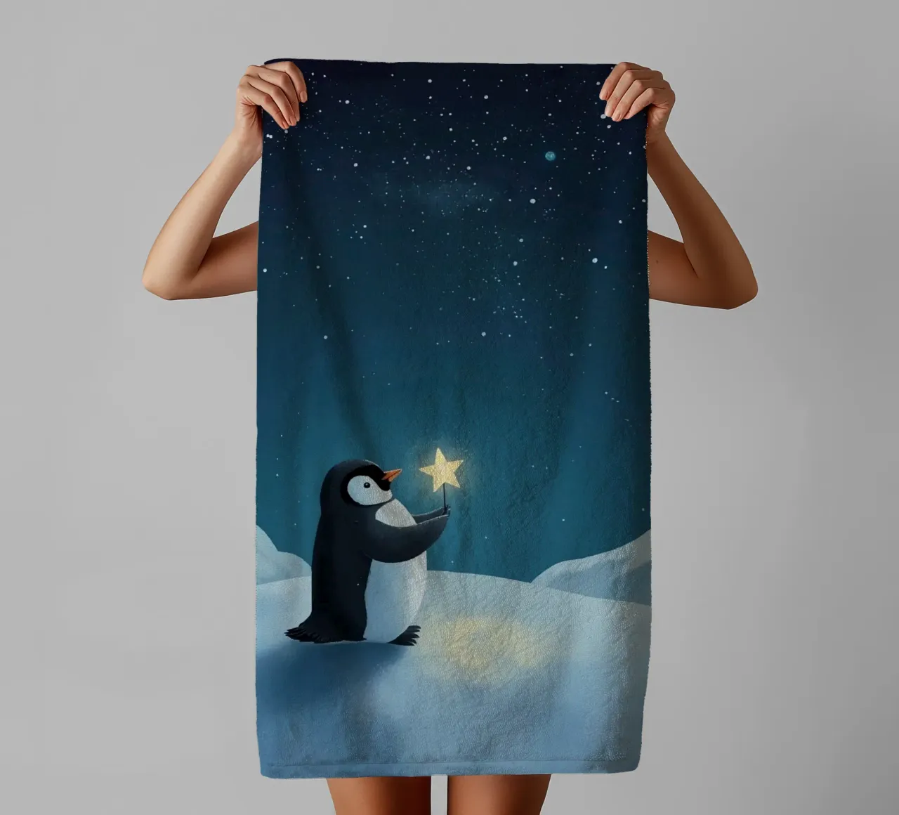 Pinguino con stella su collina innevata di notte asciugamano da bagno da DesignDoodle