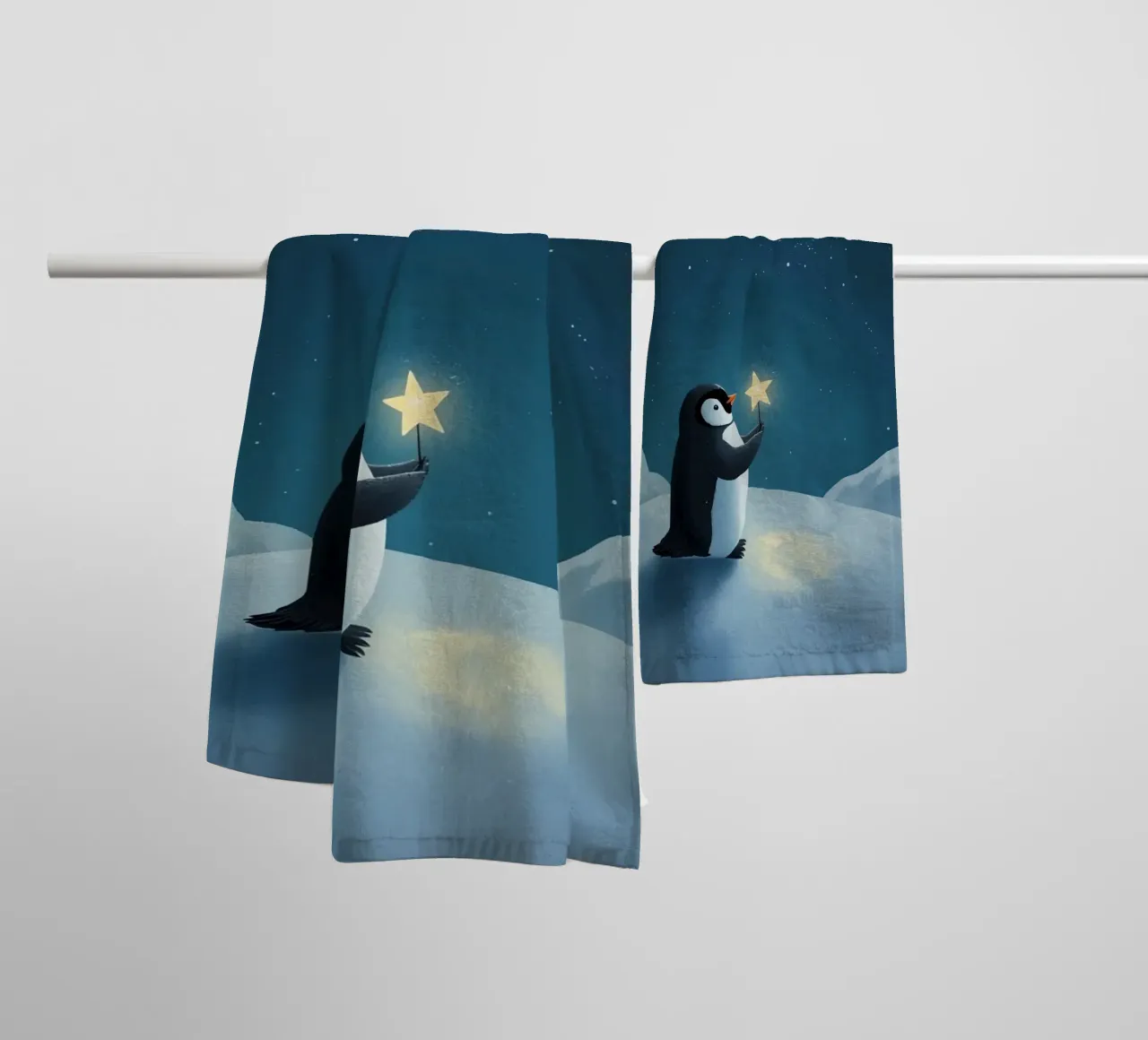 Pinguino con stella su collina innevata di notte asciugamano da bagno da DesignDoodle