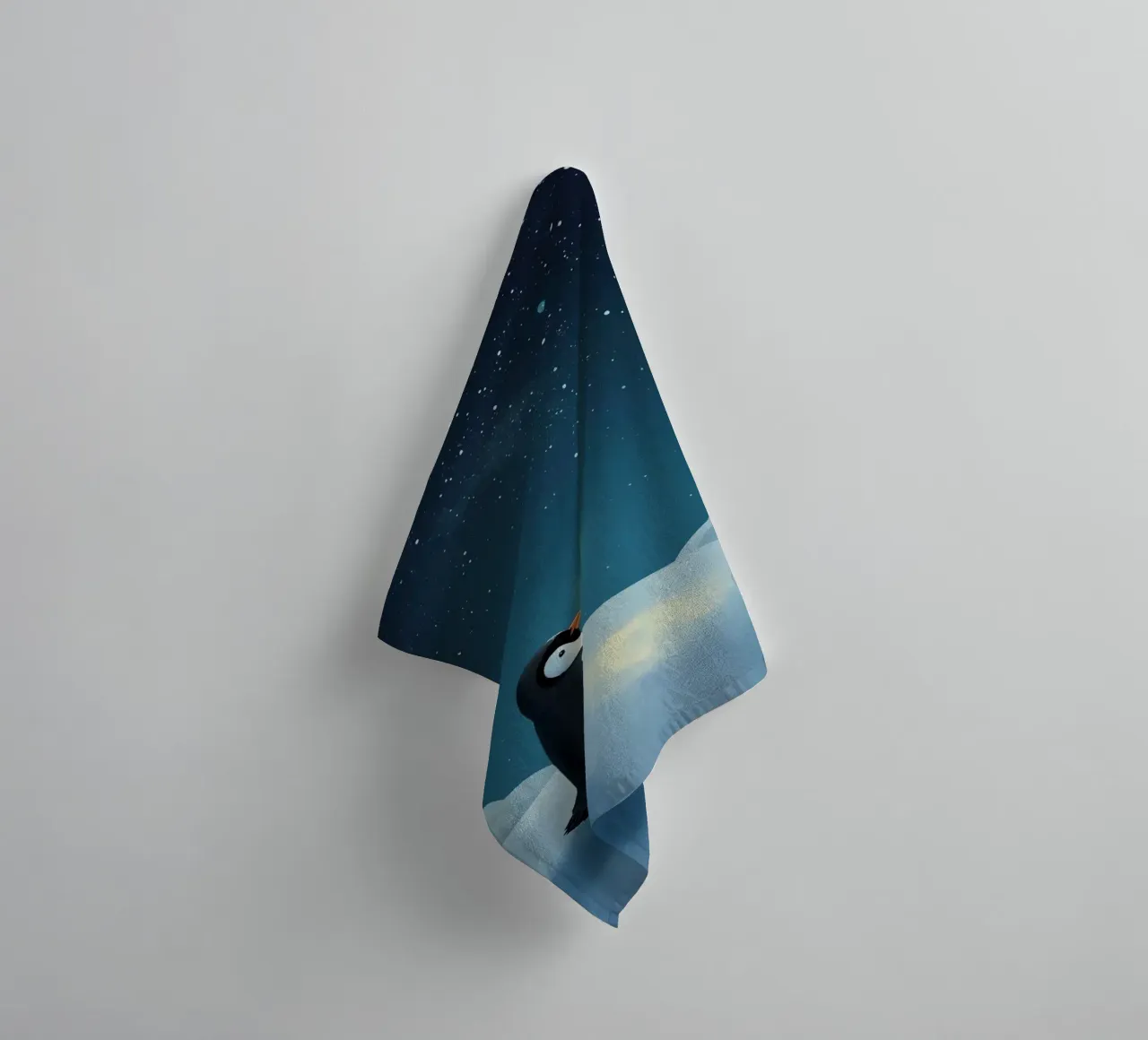 Pinguino con stella su collina innevata di notte asciugamano da bagno da DesignDoodle