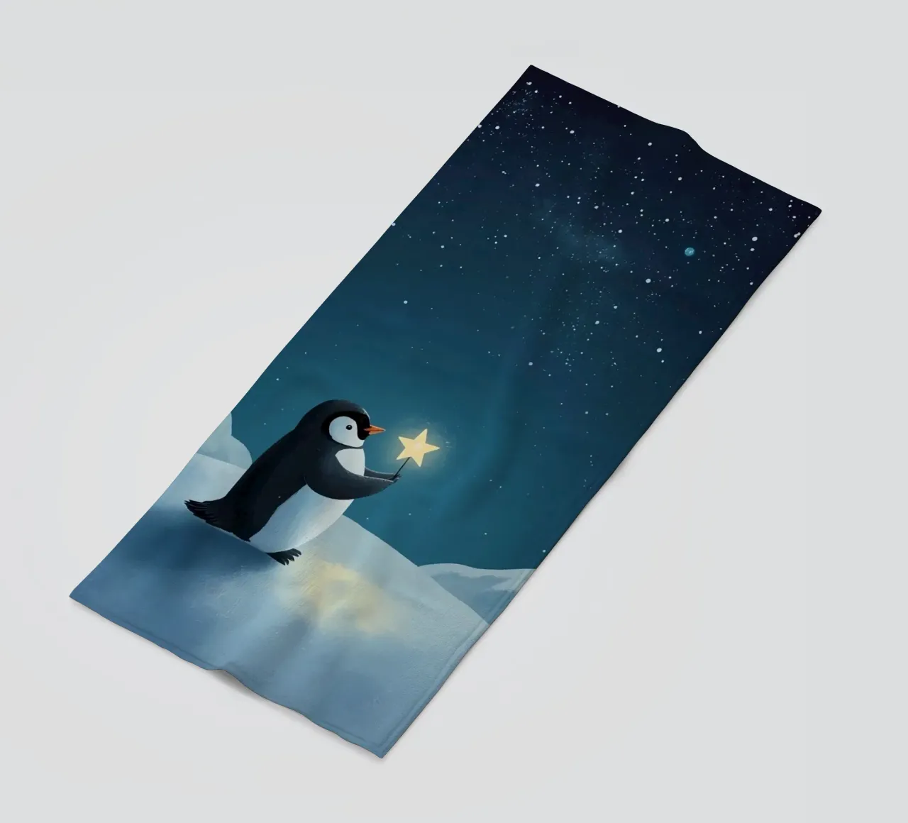 Pinguino con stella su collina innevata di notte telo mare da DesignDoodle