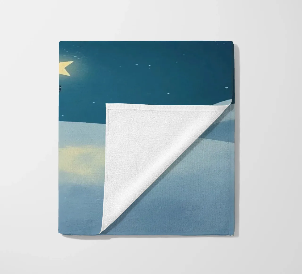 Pinguino con stella su collina innevata di notte telo mare da DesignDoodle