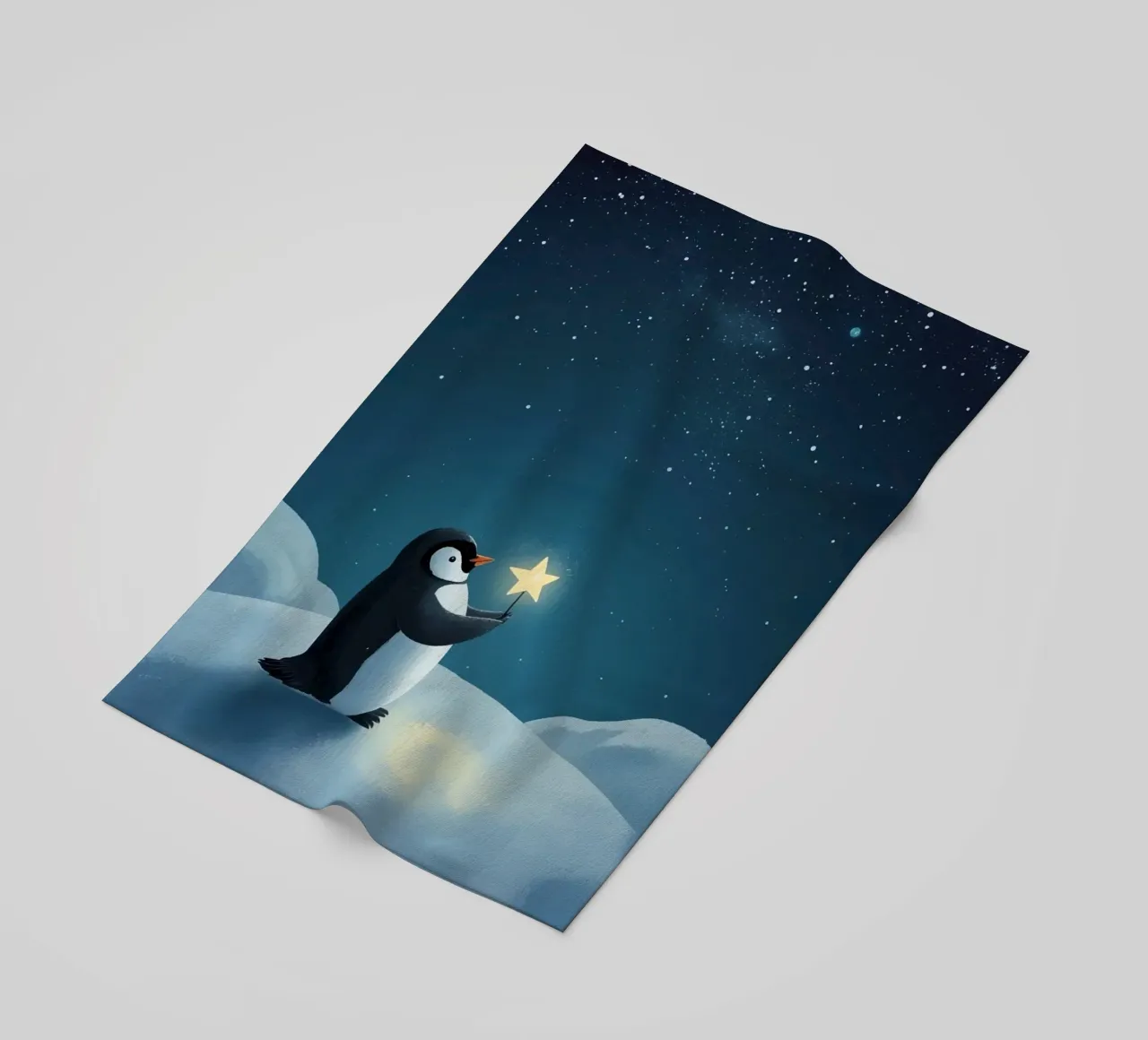 Pinguino con stella su collina innevata di notte telo mare da DesignDoodle