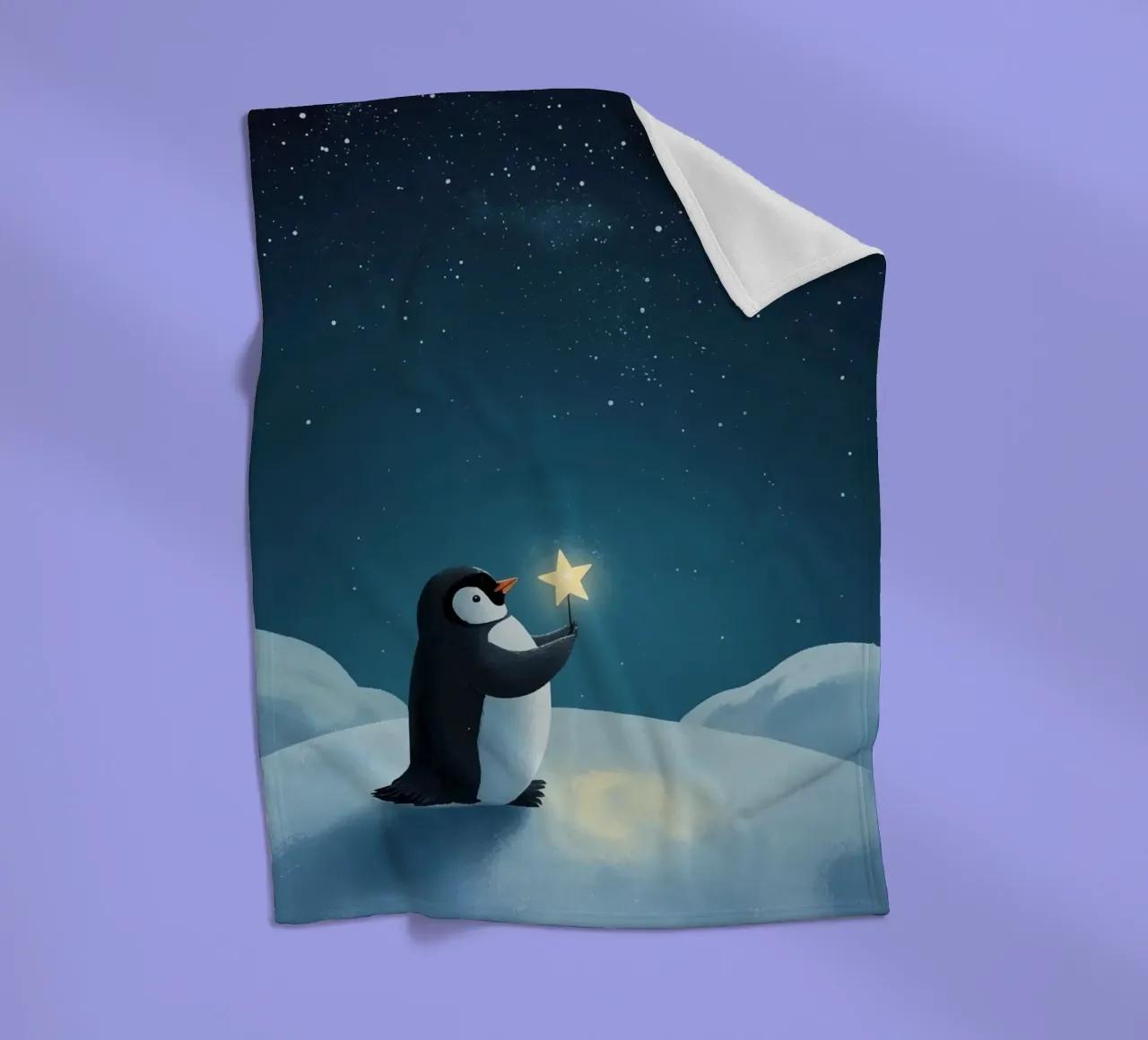 Pinguino con stella su collina innevata di notte coperta in pile da DesignDoodle