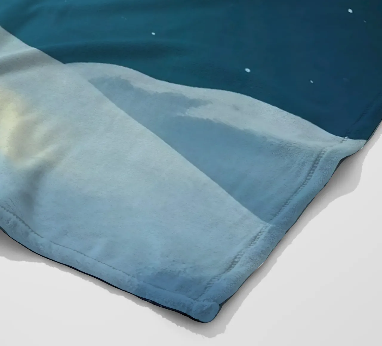 Pinguino con stella su collina innevata di notte coperta in pile da DesignDoodle