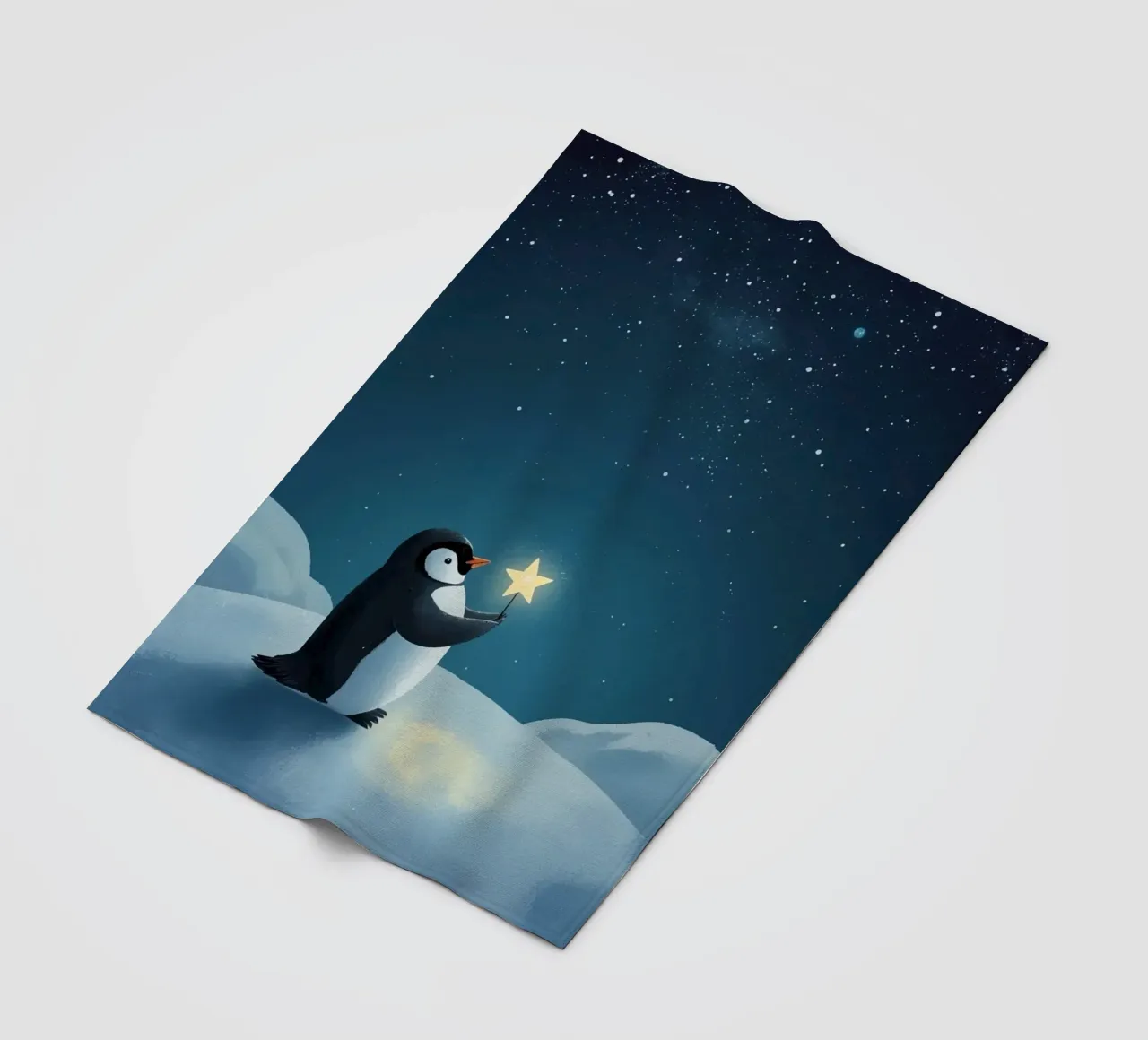 Pinguino con stella su collina innevata di notte coperta in pile da DesignDoodle