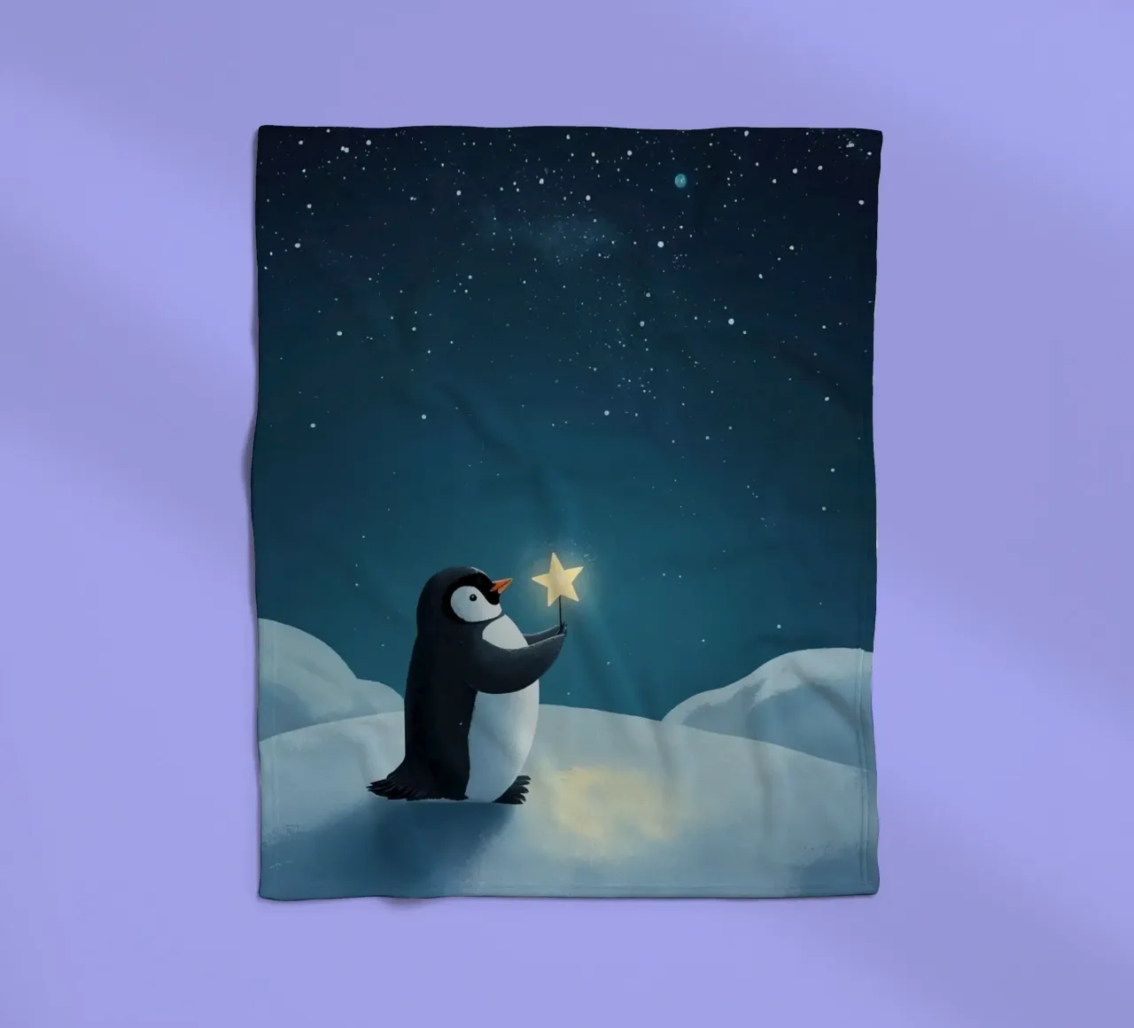 Pinguino con stella su collina innevata di notte coperta in pile da DesignDoodle