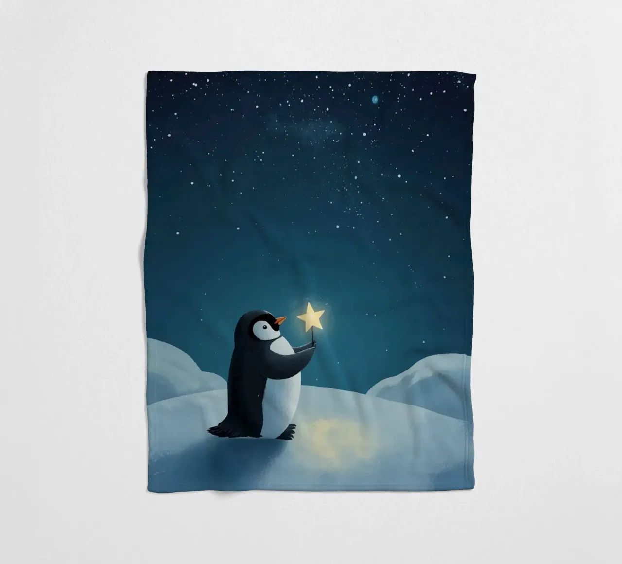 Pinguino con stella su collina innevata di notte coperta in pile da DesignDoodle