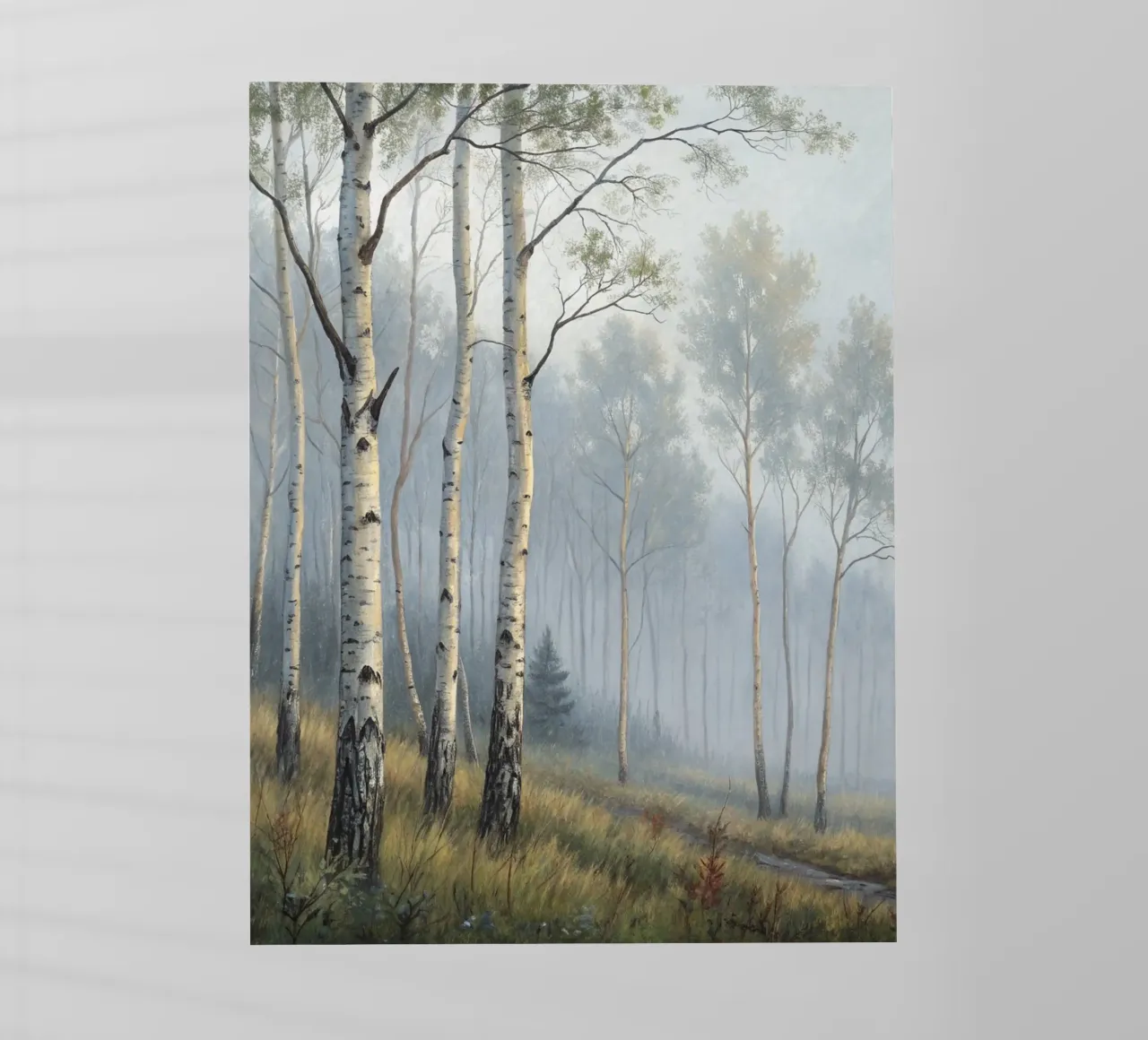 Sentiero attraverso una nebbiosa foresta di betulle e di aspri pellicola backlit da Artistic-shop