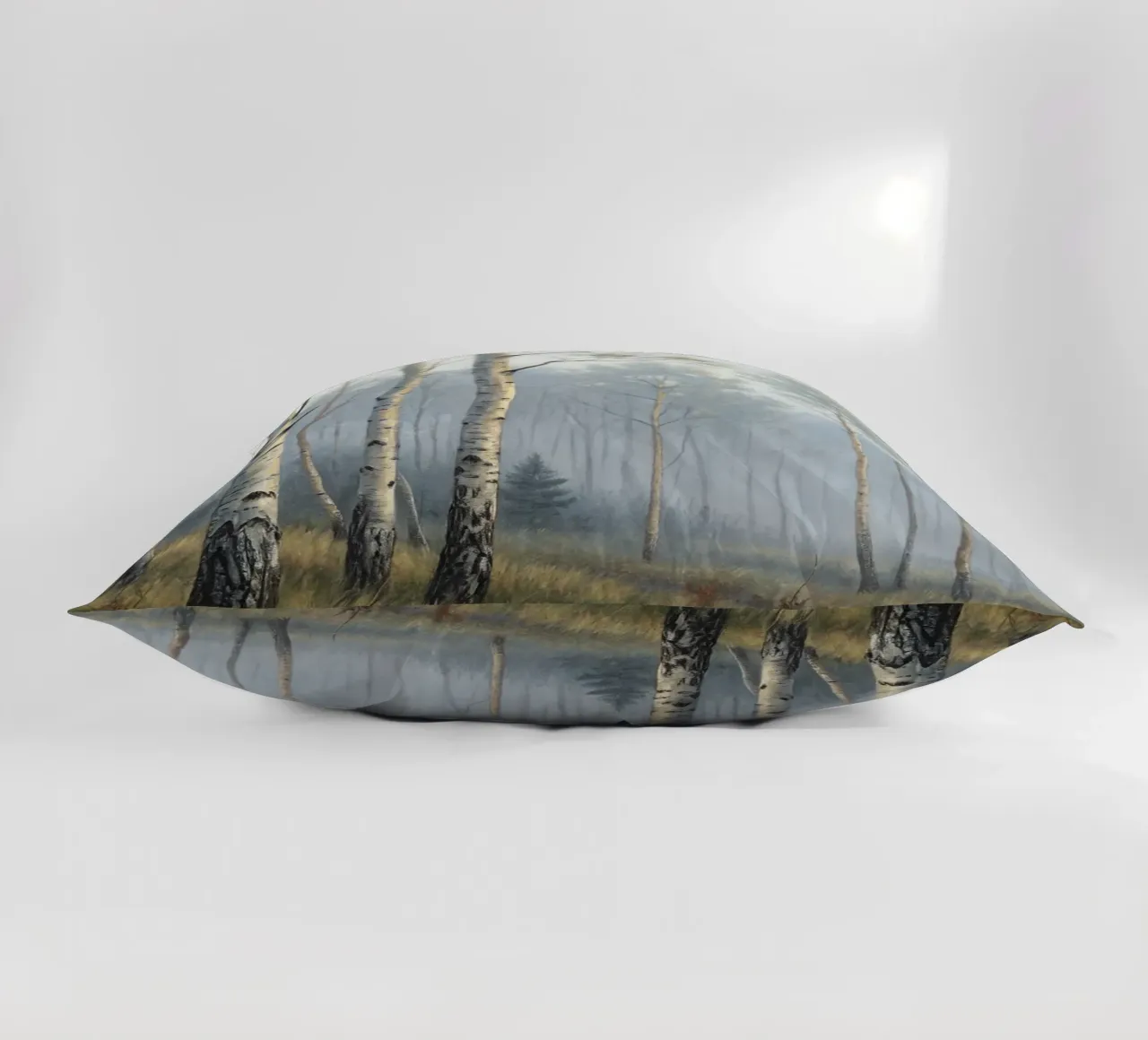 Sentiero attraverso una nebbiosa foresta di betulle e di aspri cuscino da Artistic-shop