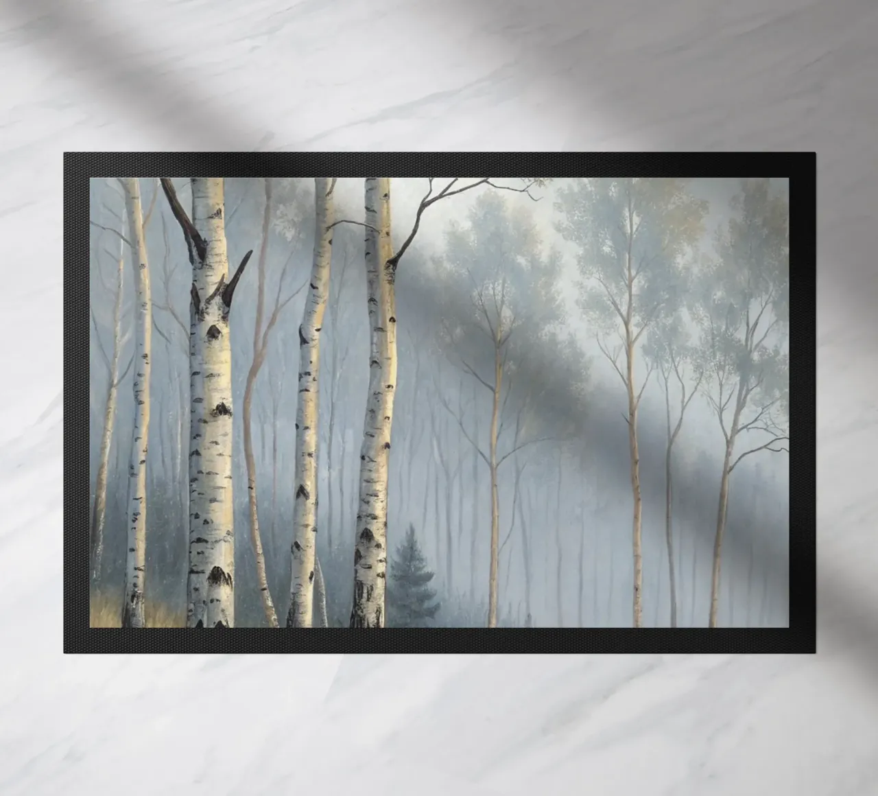 Sentiero attraverso una nebbiosa foresta di betulle e di aspri zerbino da Artistic-shop