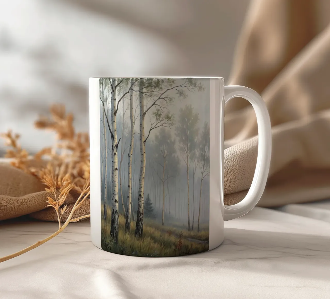 Sentiero attraverso una nebbiosa foresta di betulle e di aspri tazza in ceramica da Artistic-shop
