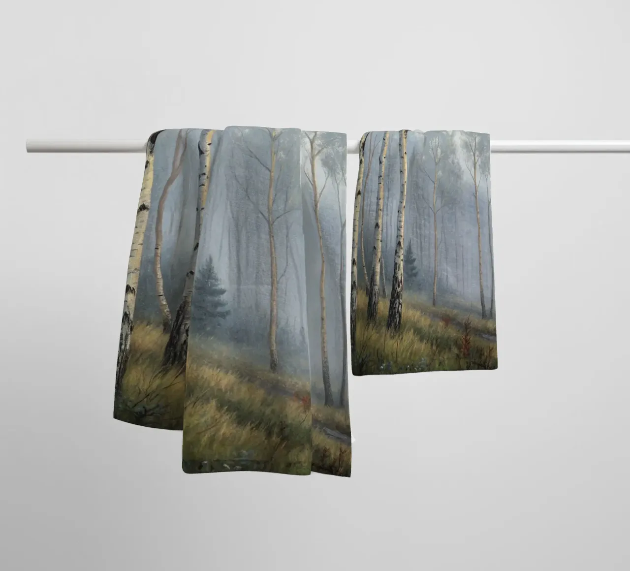 Sentiero attraverso una nebbiosa foresta di betulle e di aspri asciugamano da bagno da Artistic-shop