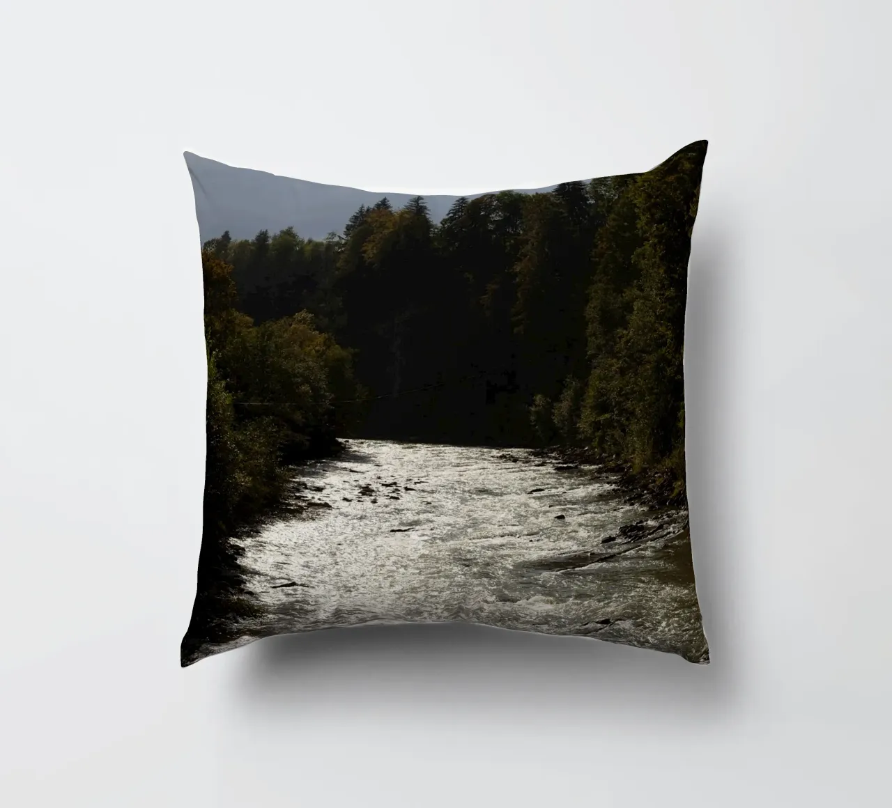 Fiume nei Carpazi, Ucraina cuscino da Simon Koy