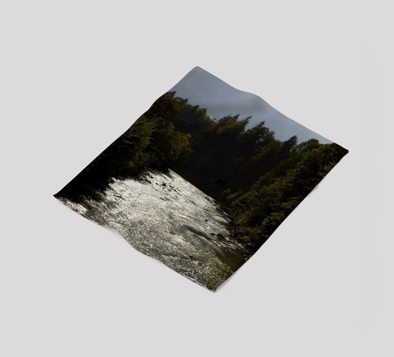 Fiume nei Carpazi, Ucraina coperta in pile da Simon Koy