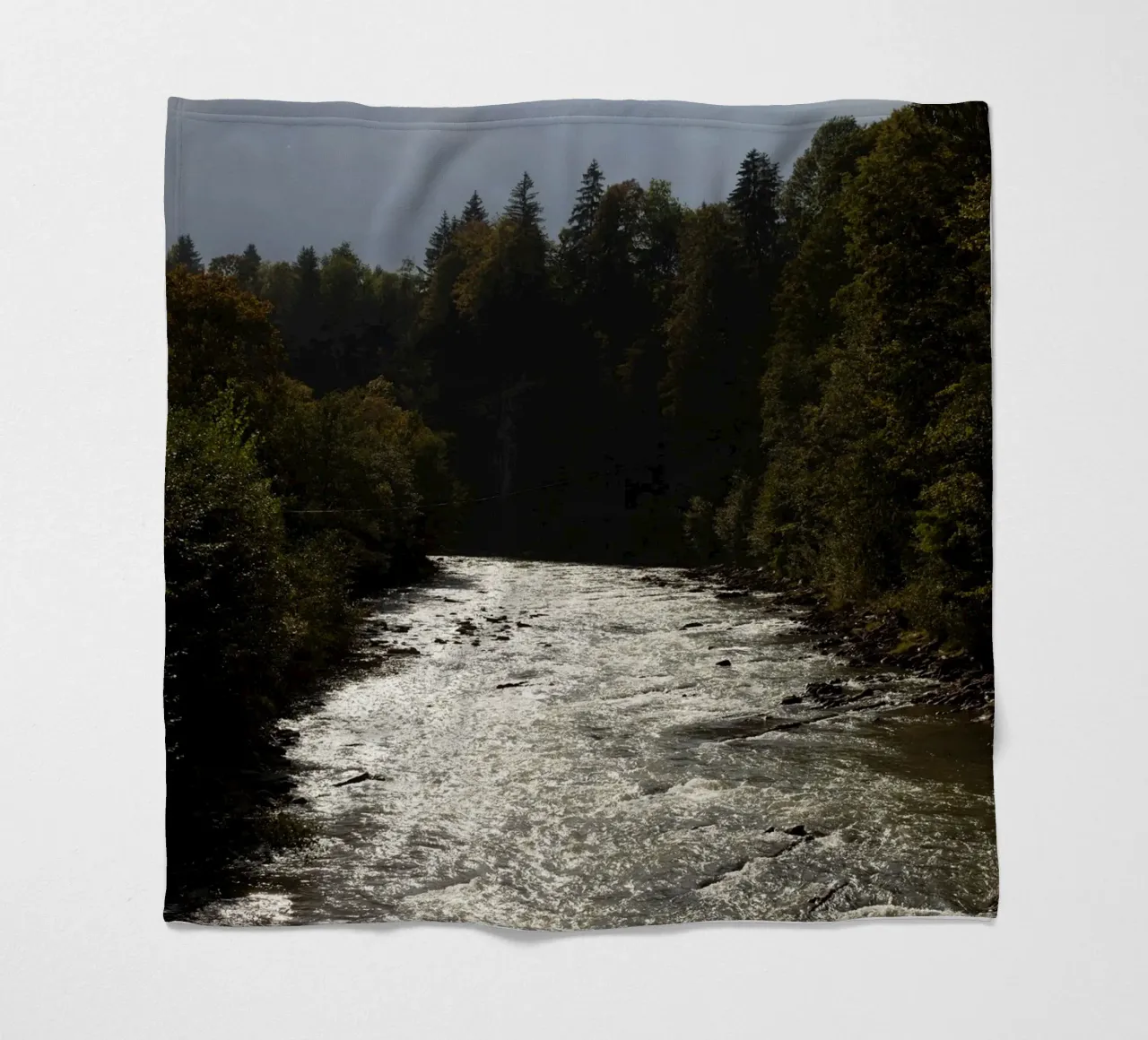 Fiume nei Carpazi, Ucraina coperta in pile da Simon Koy
