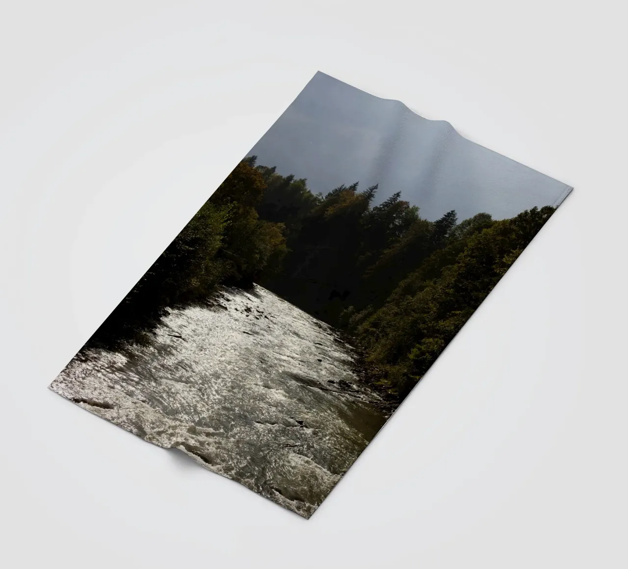 Fiume nei Carpazi, Ucraina coperta in pile da Simon Koy