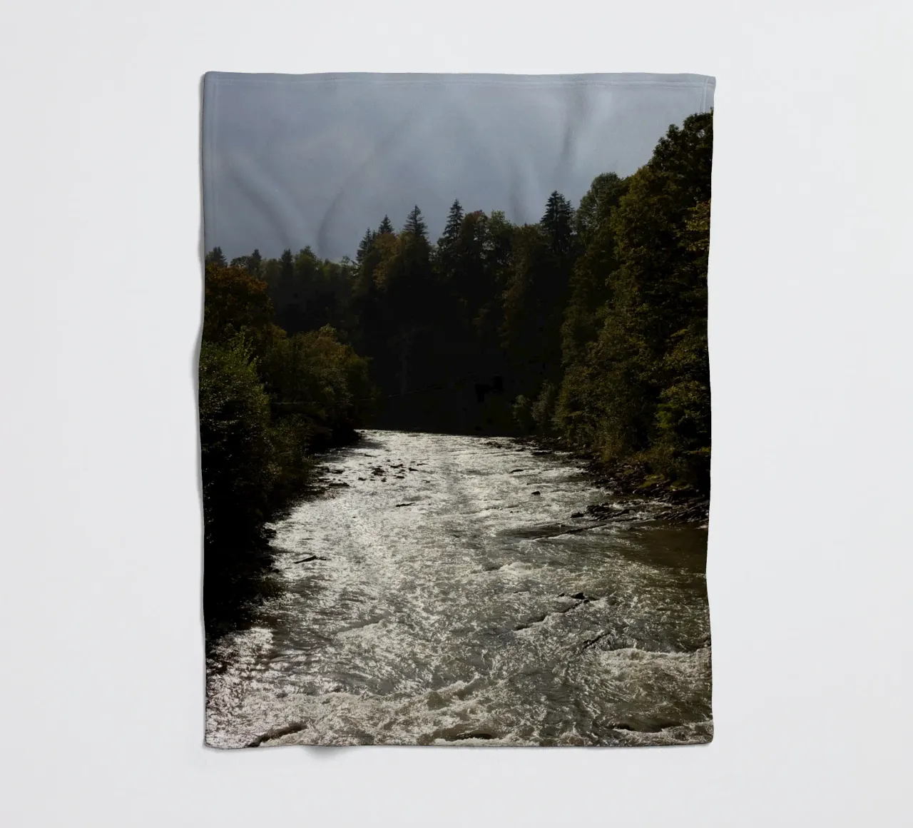 Fiume nei Carpazi, Ucraina coperta in pile da Simon Koy