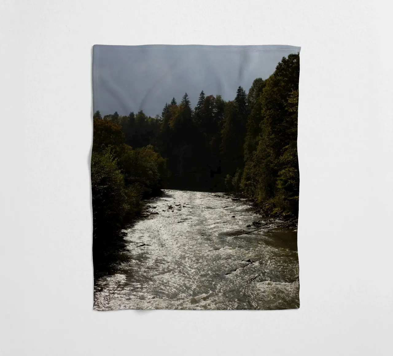 Fiume nei Carpazi, Ucraina coperta in pile da Simon Koy