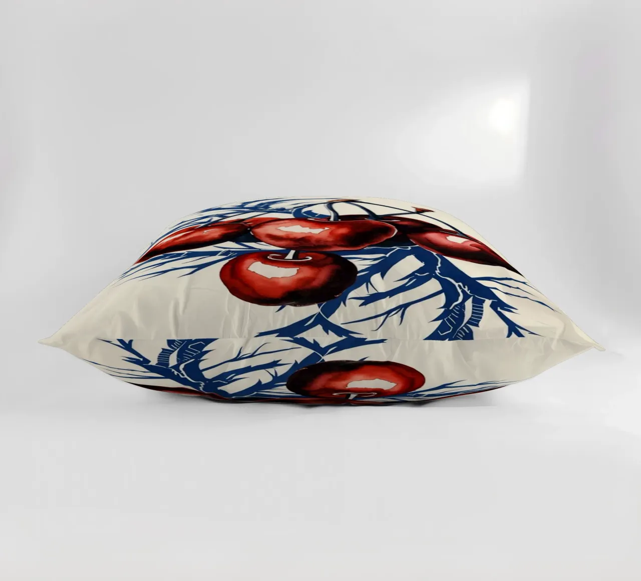 Ciliegie cremisi su rami di mezzanotte cuscino da Artistic-shop