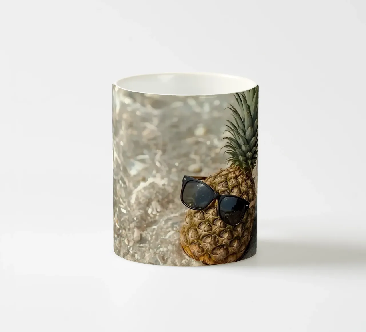 Ananas cool con occhiali da sole in acqua bassa tazza in ceramica da DesignDoodle