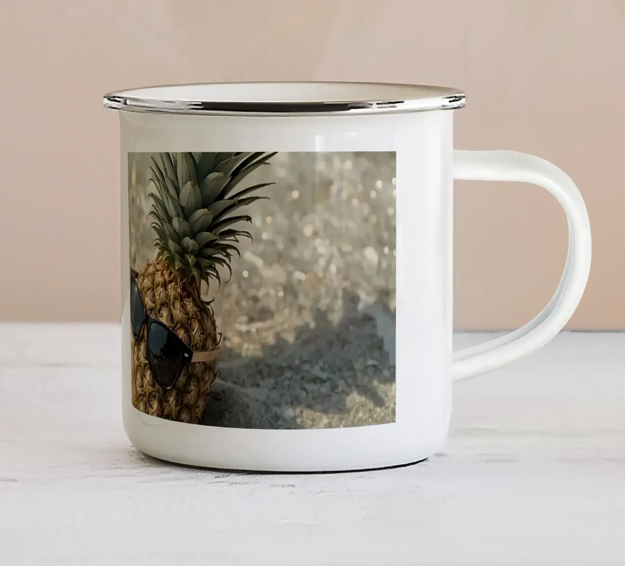 Ananas cool con occhiali da sole in acqua bassa tazza in smalto da DesignDoodle