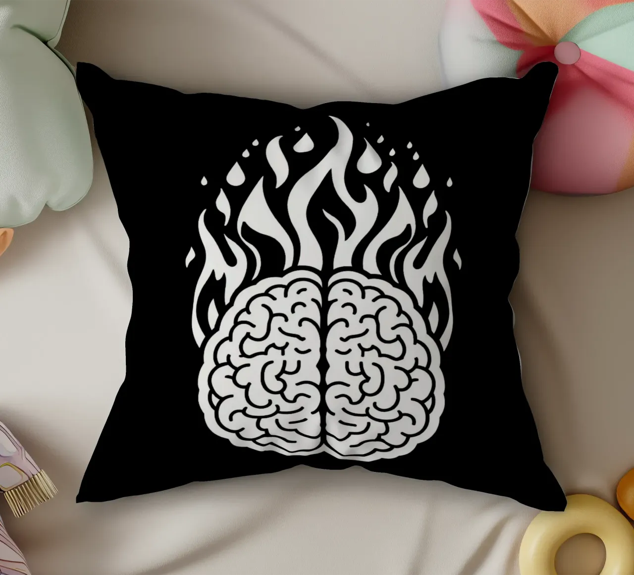 Mente accesa: Un cervello che brucia con le fiamme cuscino da Artistic-shop