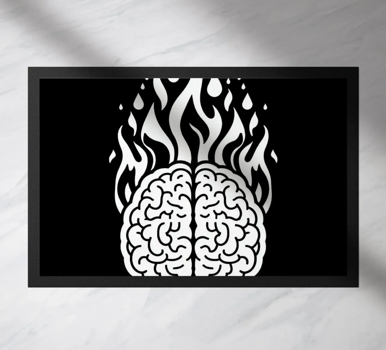 Mente accesa: Un cervello che brucia con le fiamme zerbino da Artistic-shop