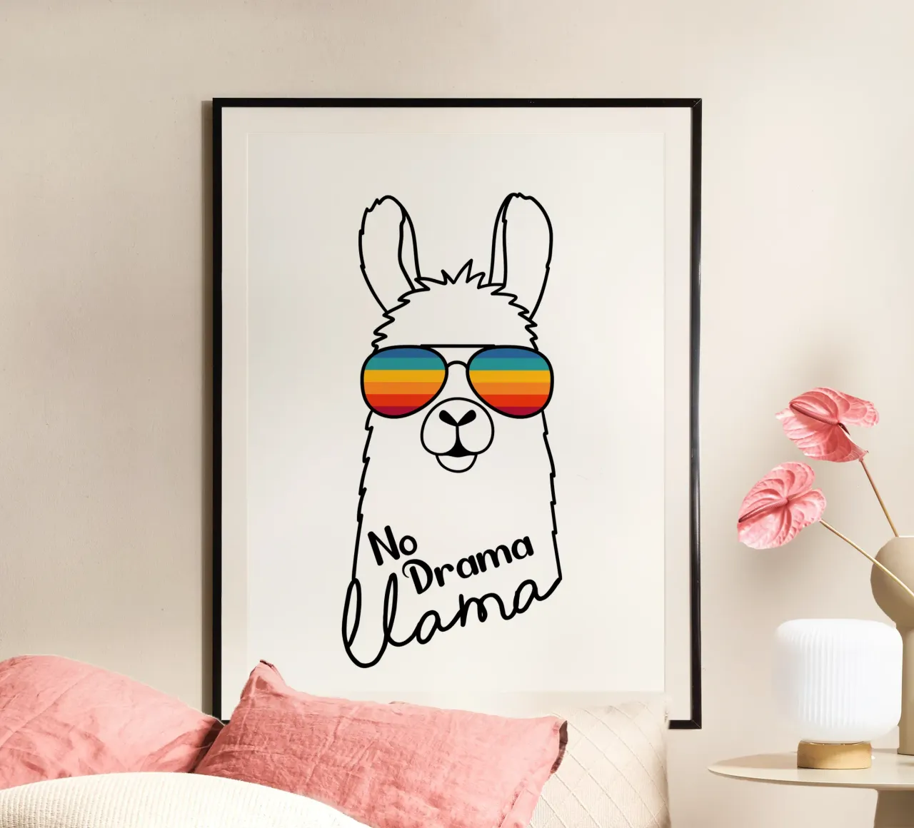 Simpatico disegno di lama che indossa occhiali da sole poster con telaio in alluminio da BadrBrand