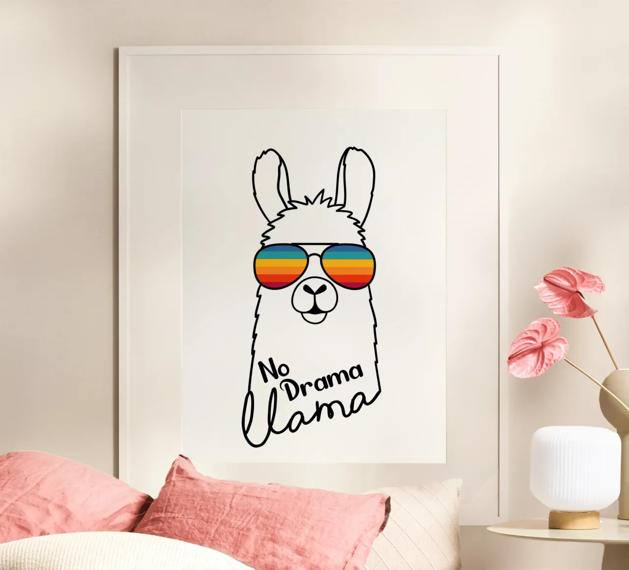 Simpatico disegno di lama che indossa occhiali da sole poster con telaio in alluminio da BadrBrand