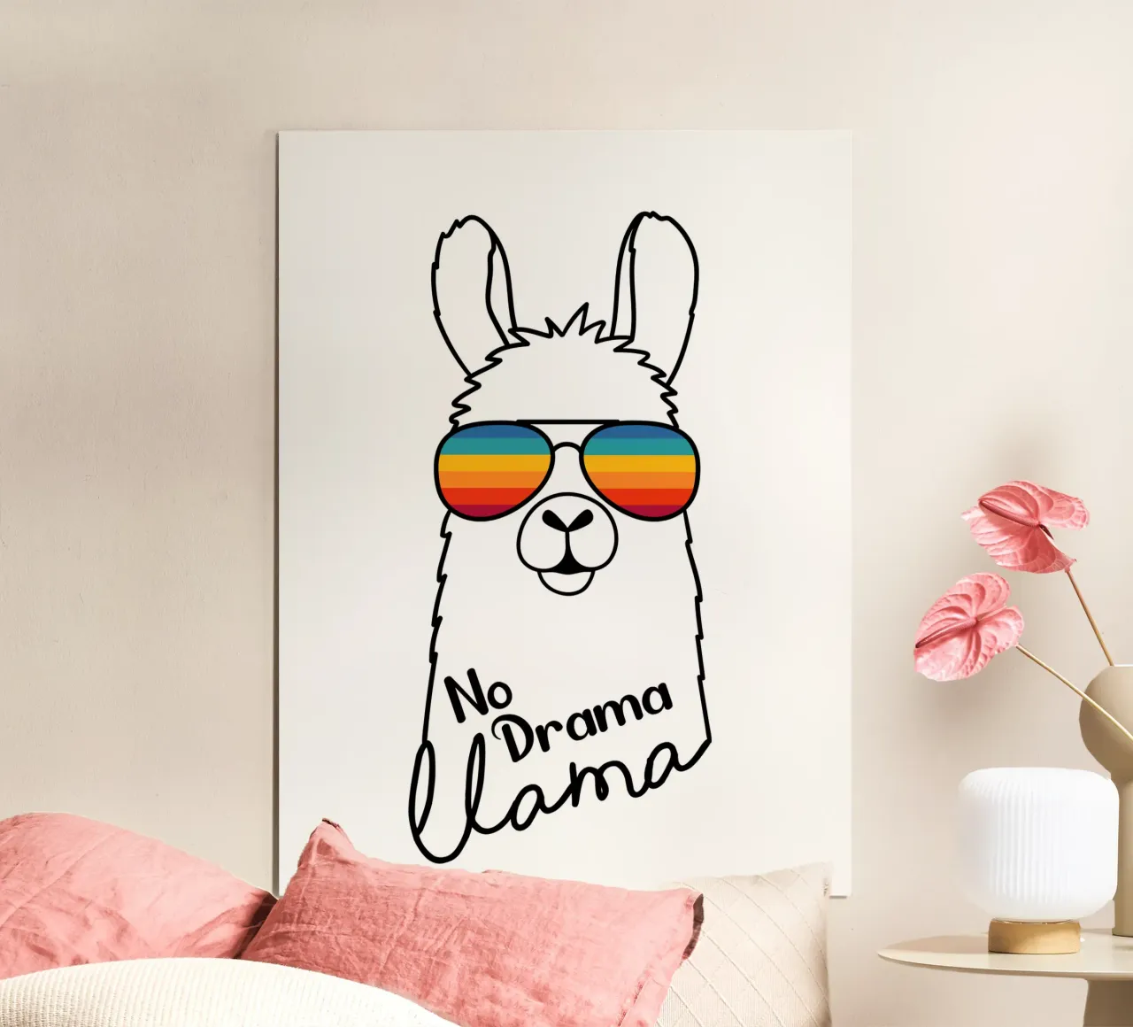 Simpatico disegno di lama che indossa occhiali da sole poster con telaio in alluminio da BadrBrand