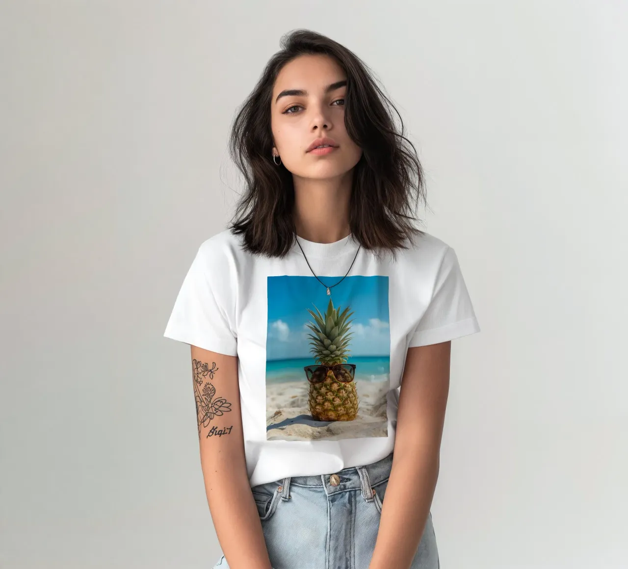 Ananas cool con occhiali da sole sulla spiaggia sabbiosa t-shirt da DesignDoodle