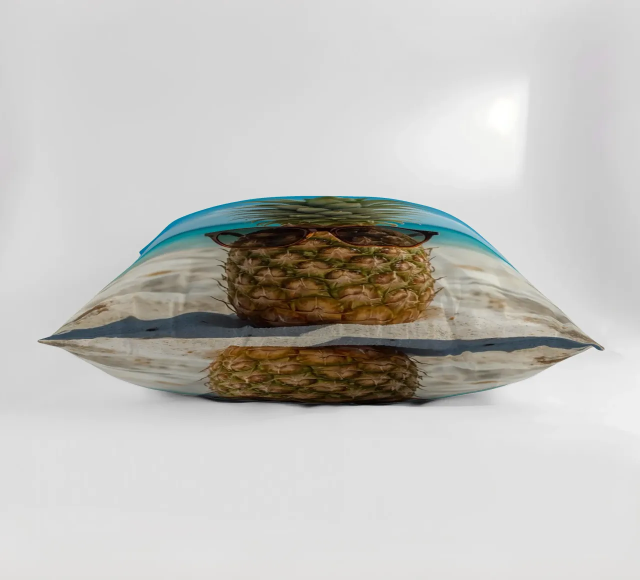 Ananas cool con occhiali da sole sulla spiaggia sabbiosa cuscino da DesignDoodle