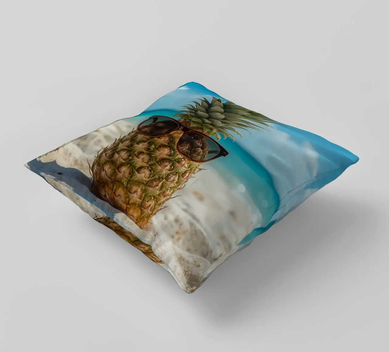 Ananas cool con occhiali da sole sulla spiaggia sabbiosa cuscino da DesignDoodle