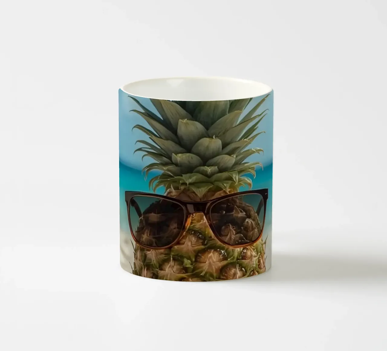 Ananas cool con occhiali da sole sulla spiaggia sabbiosa tazza in ceramica da DesignDoodle