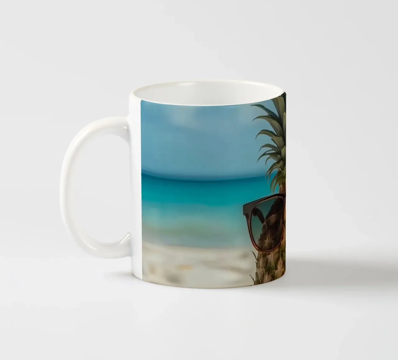 Ananas cool con occhiali da sole sulla spiaggia sabbiosa tazza in ceramica da DesignDoodle