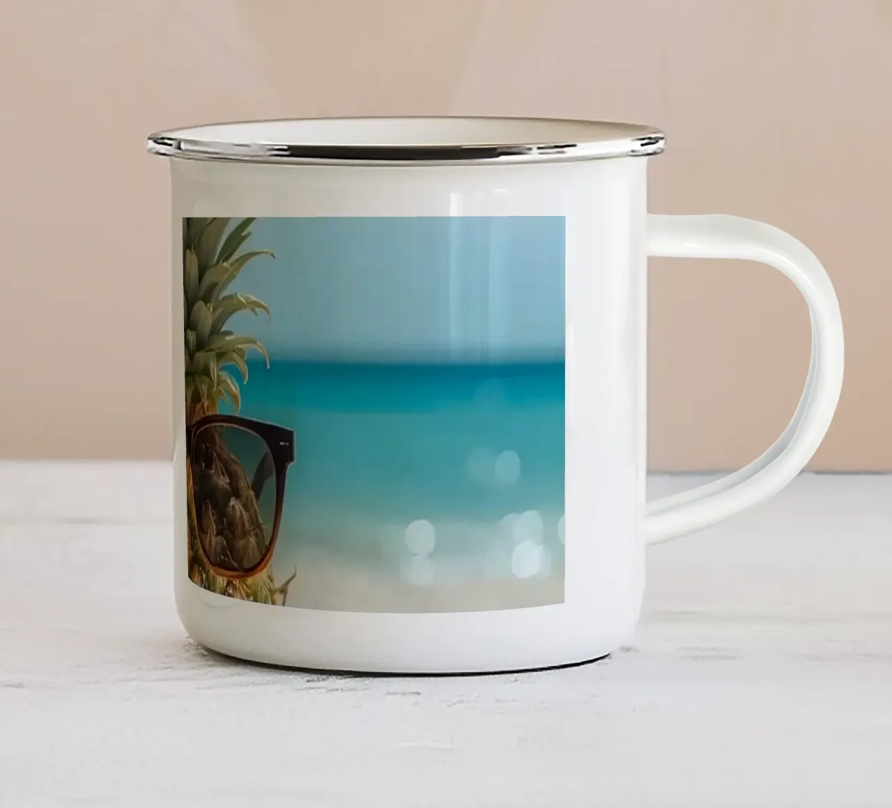 Ananas cool con occhiali da sole sulla spiaggia sabbiosa tazza in smalto da DesignDoodle