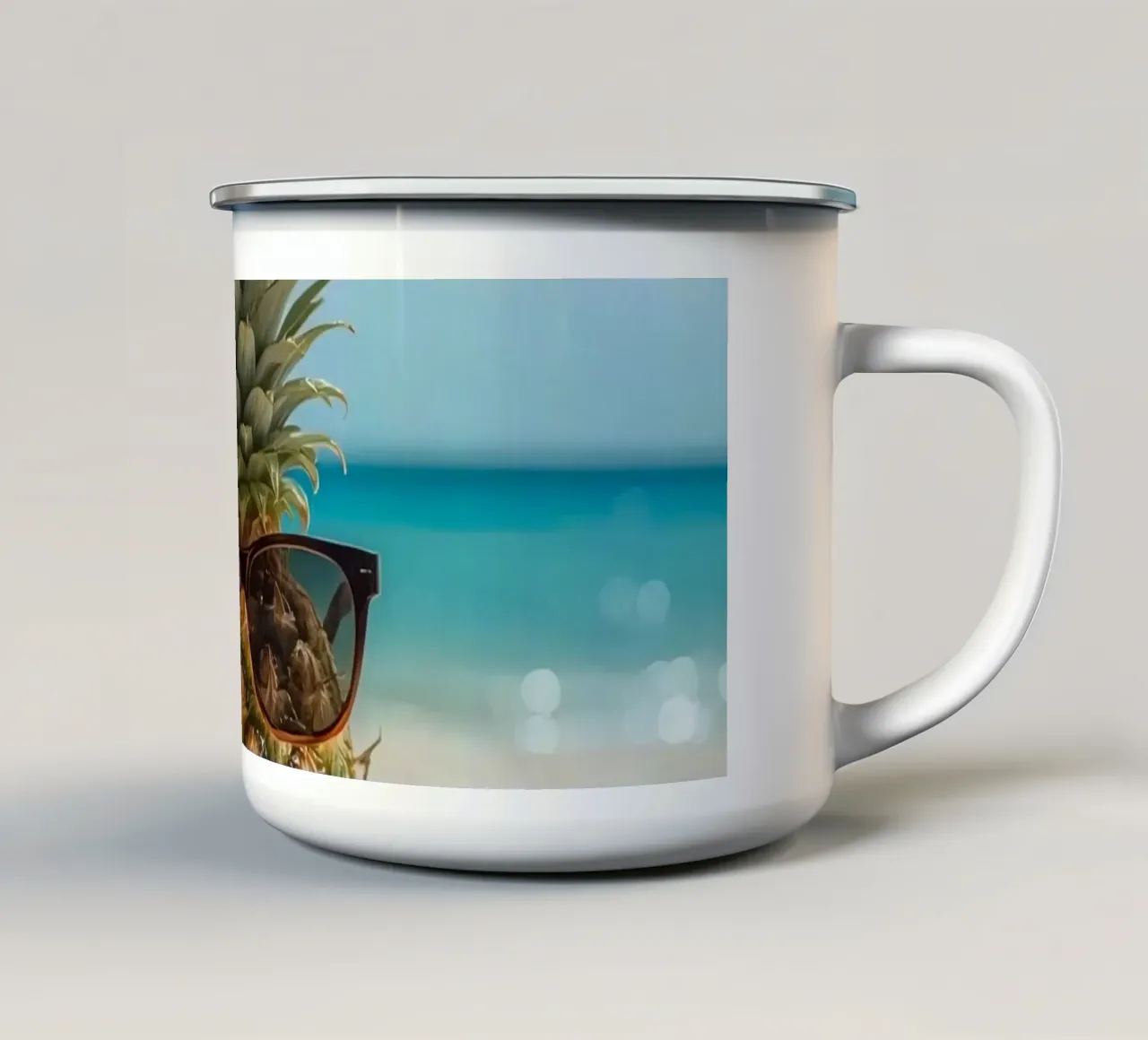 Ananas cool con occhiali da sole sulla spiaggia sabbiosa tazza in smalto da DesignDoodle