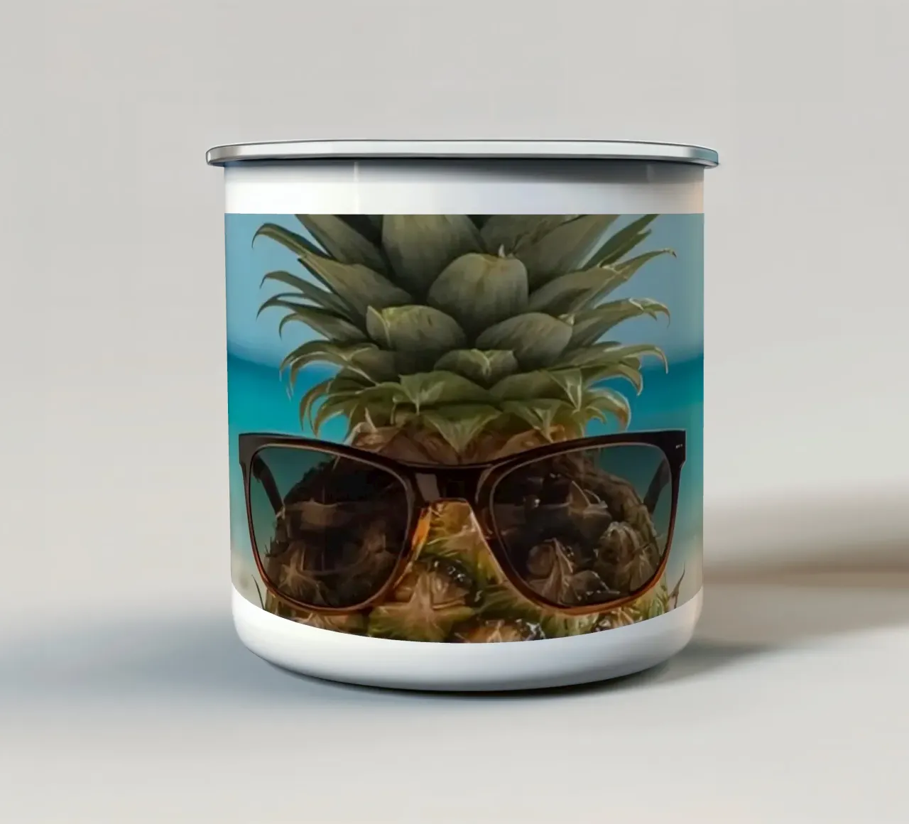 Ananas cool con occhiali da sole sulla spiaggia sabbiosa tazza in smalto da DesignDoodle