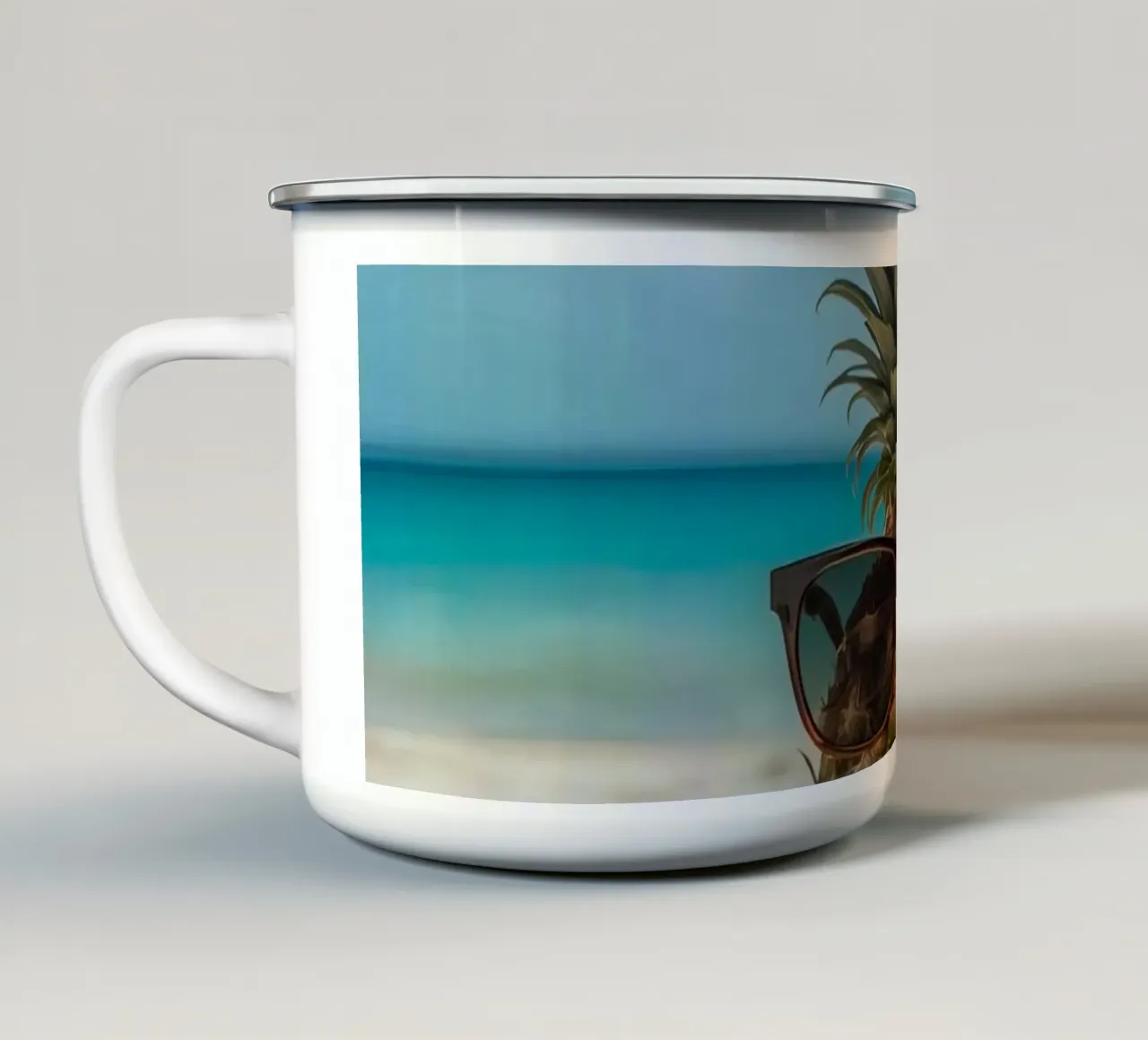 Ananas cool con occhiali da sole sulla spiaggia sabbiosa tazza in smalto da DesignDoodle